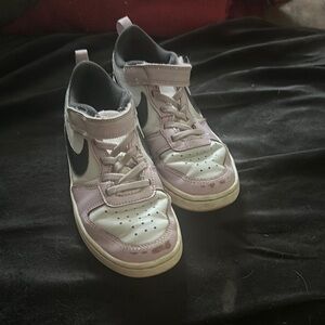 Nike White and Purple Sneakers Low-Top Design